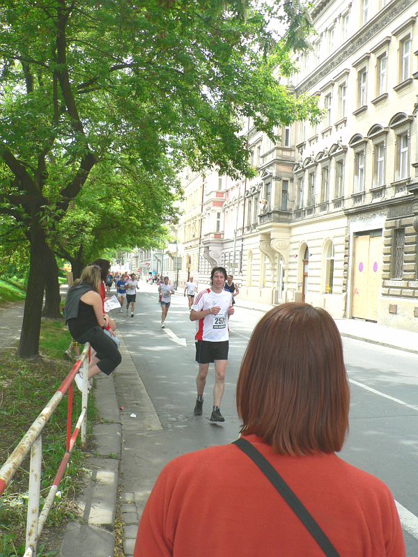 Maraton09 173.jpg - Na dotaz jak to jde, odpověděl: "Lásko, mě dochází sil."